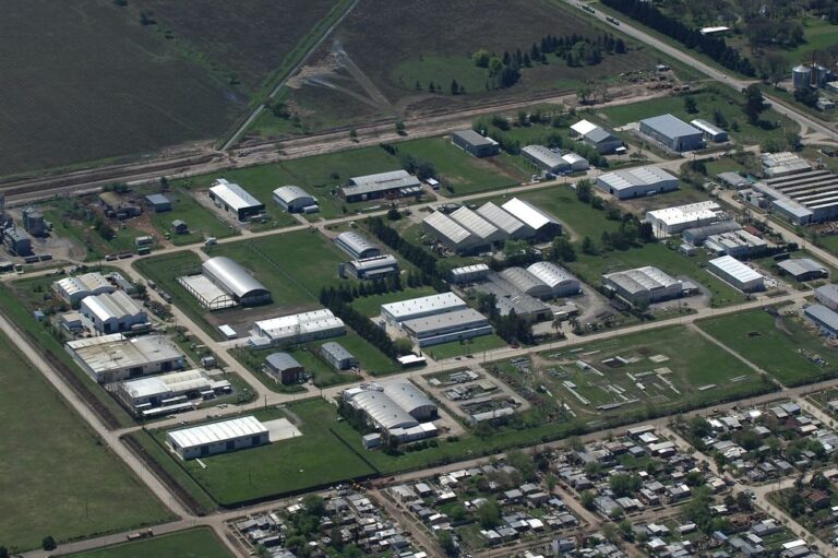 Las industrias del oeste provincial intentan volver a producir. Archivo.