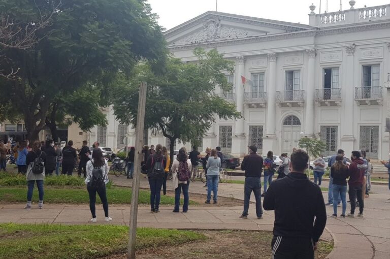 A la calle. Pese a las restricciones de circulación