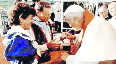 Silvia y Beto regalándole un mate al Papa Juan Pablo II en su visita a Paraná. Archivo Arzobispado de Paraná