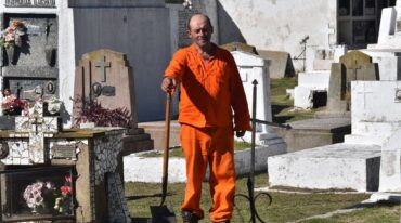 La limpieza del predio es otra de las ocupaciones del "Ñato" en el cementerio de Elortondo. Transmedia TV.