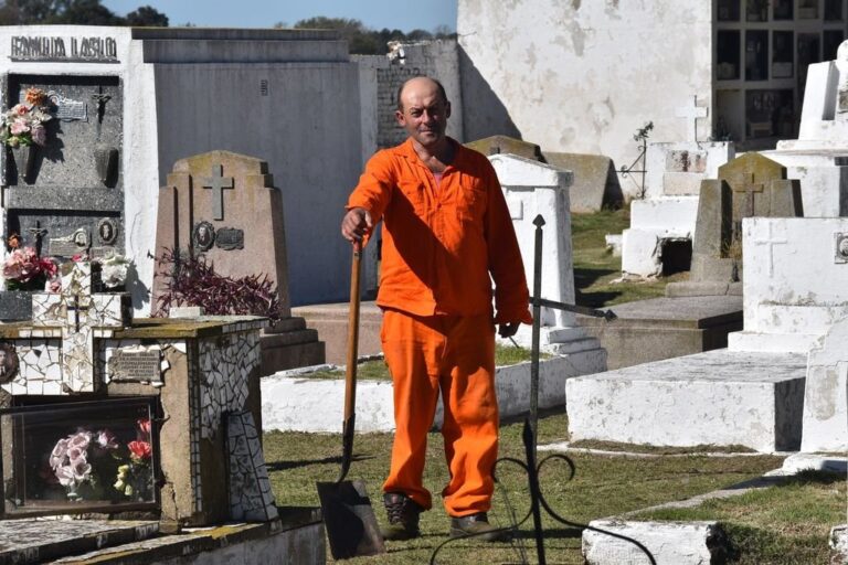 La limpieza del predio es otra de las ocupaciones del "Ñato" en el cementerio de Elortondo. Transmedia TV.