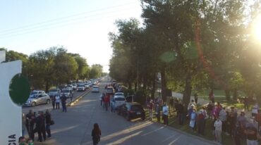 Concentración y bocinazos: Sunchales no quiere perder su tradicional tranquilidad en manos de los violentos. Gentileza.