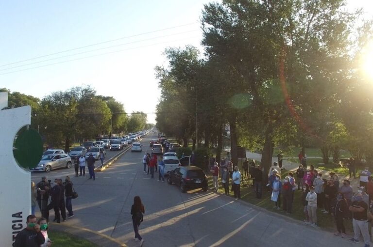 Concentración y bocinazos: Sunchales no quiere perder su tradicional tranquilidad en manos de los violentos. Gentileza.