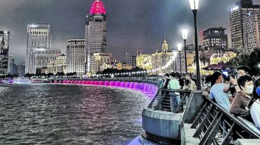 La zona costera de Shangai y una imagen que muestra a las personas con vida normal