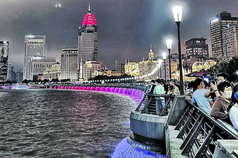 La zona costera de Shangai y una imagen que muestra a las personas con vida normal