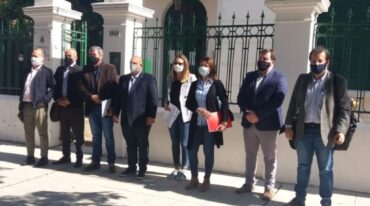 El grupo de legisladores frente a la sede del juzgado en lo Civil y Comercial de la segunda nominación de Reconquista. Gentileza.