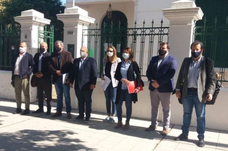 El grupo de legisladores frente a la sede del juzgado en lo Civil y Comercial de la segunda nominación de Reconquista. Gentileza.