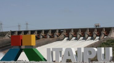 La represa de Itaipú es clave en el caudal de agua del río Paraná en la costa de la provincia de Santa Fe. Archivo.