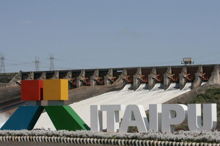 La represa de Itaipú es clave en el caudal de agua del río Paraná en la costa de la provincia de Santa Fe. Archivo.