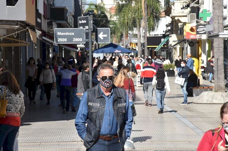 Mucha gente circulando en la Peatonal San Martín