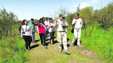 En los últimos meses la Escuela Nº10 trabajó en la creación de recorridos de ecoturismo que se podrán hacer en la reserva y que involucrarán diversas actividades. El avistaje de aves es una de las propuestas centrales que ya se pueden disfrutar en el predio.
