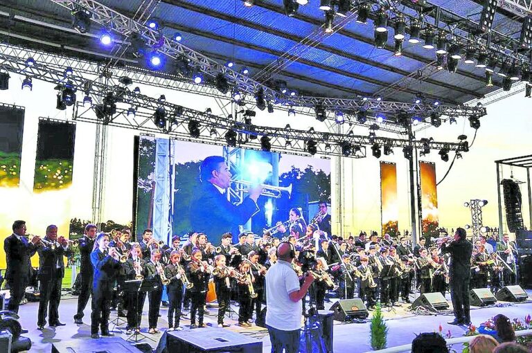 La Banda dijo presente en el imponente escenario Carlos Santa María del Festival Nacional de Jineteada y Folclore de Diamante. Facebook Festival Nacional de Jineteada y Folclore de Diamante