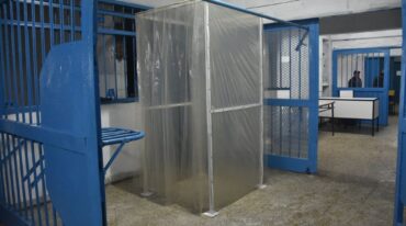 Pabellones de aislamiento para reclusos enfermos en la cárcel de Las Flores. Flavio Raina.