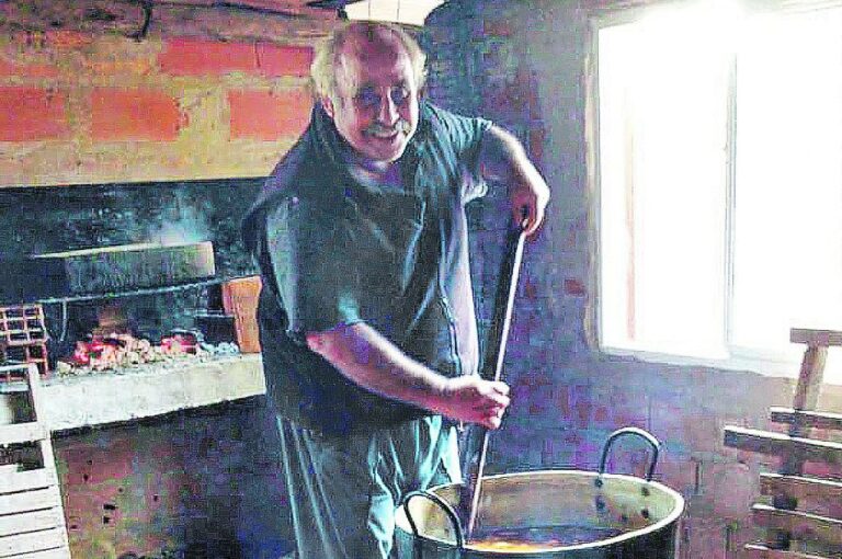 Pedro Martínez preparando locro para vender en la ciudad. Lo recaudado sirve para afrontar gastos de la entidad.