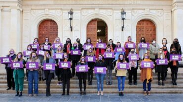 En las escalinatas de la UNL la foto de las mujeres de todo el arco político recordando el aniversario de Ni una menos. Gentileza: prensa Cámara de Diputados de Santa Fe.