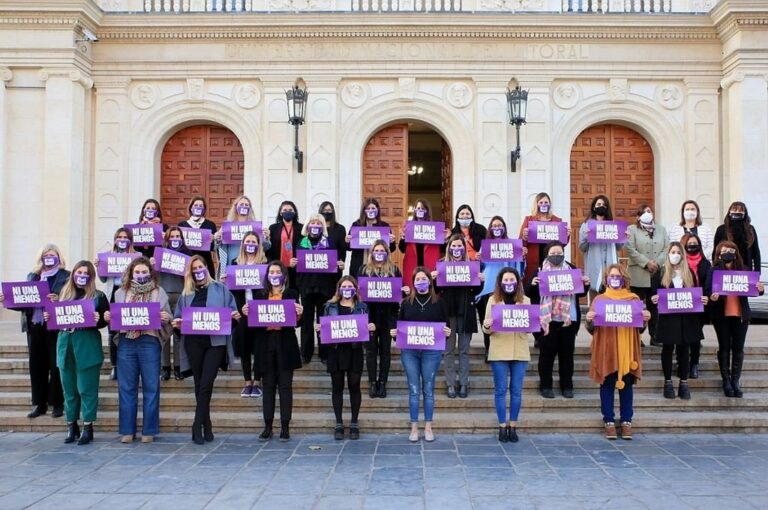 En las escalinatas de la UNL la foto de las mujeres de todo el arco político recordando el aniversario de Ni una menos. Gentileza: prensa Cámara de Diputados de Santa Fe.