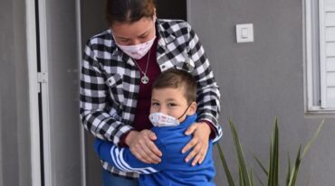 Los abrazos fueron sólo entre familiares y con barbijos. Mirador Provincial.