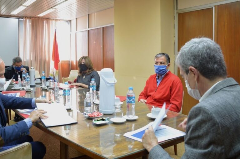En la Cámara de la Construcción -delegación Santa Fe- los empresarios y los ministros Frana y Agosto dieron vuelta la página de un largo conflicto. Gentileza: prensa Gobierno de Santa Fe.