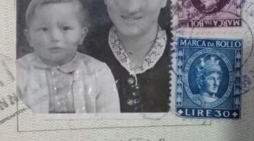 Sergio Pasquali y su pasaporte de arribo a la Argentina provenientes de tierras europeas. Gentileza: entrevistado.