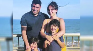 Tabares y familia en una postal. Viven en una casa donde de fondo está el Mar Mediterráneo.