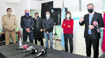 El intendente José Luis Walser y la directora del hospital Norma Hernández dieron a conocer la decisión de volver a la fase 1 un día después de la confirmación de los primeros cuatro contagios. Pablo Martínez