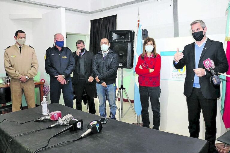 El intendente José Luis Walser y la directora del hospital Norma Hernández dieron a conocer la decisión de volver a la fase 1 un día después de la confirmación de los primeros cuatro contagios. Pablo Martínez