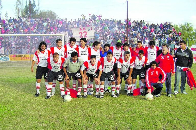 El plantel de Colegiales de Concordia que logró el ascenso en 2017.