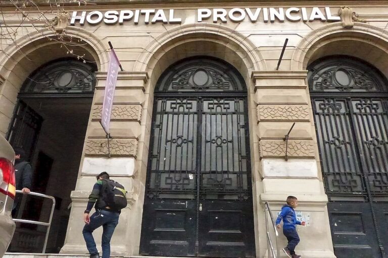 La mujer fue trasladada en ambulancia al Hospital Provincial