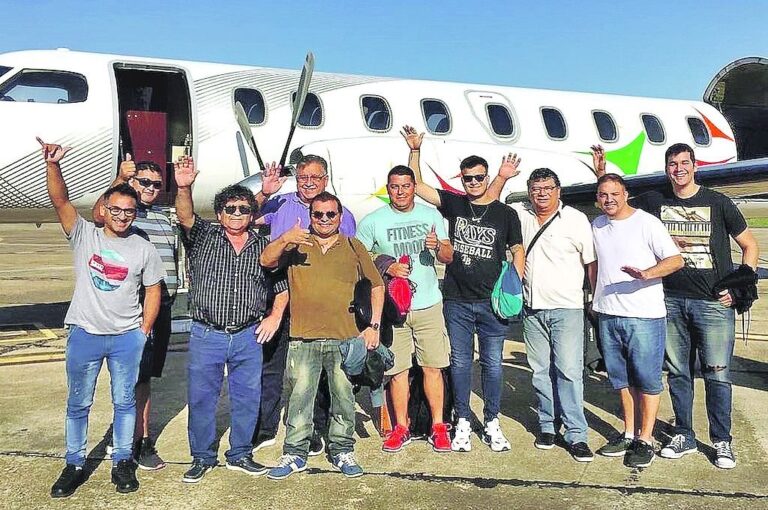 Los Palmeras antes de emprender vuelo hacia uno de los tantos shows.