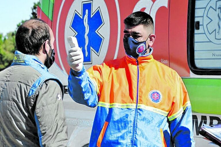 Al ingresar al trazado concordiense enfermeros miden la temperatura. Auto Moto Club