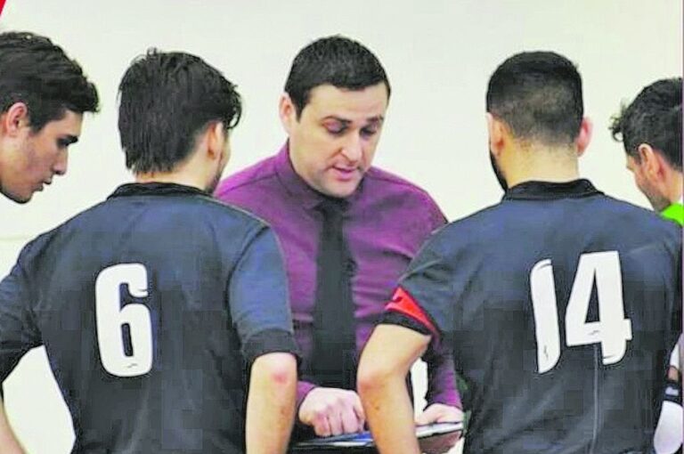 Rodrigo Duarte es un entrenador referente en el futsal paranaense. A partir del 2021 todos los directores técnicos deberán estar recibidos.