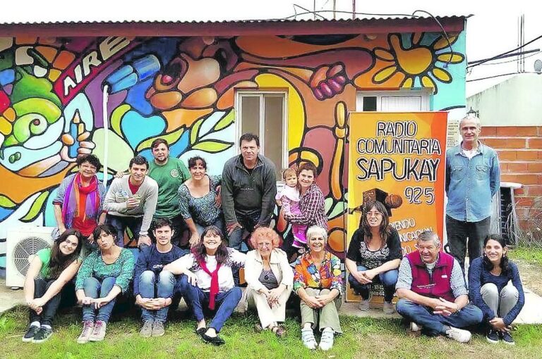 Frente del estudio La Colmena de Radio Sapukay. Actualmente la emisora se emite en el 103.1 del dial de Colón
