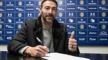 Positivo y feliz. El 'Kily' González rubricó el contrato que lo ligará al club de Arroyito hasta diciembre de 2021.    Prensa Rosario Central