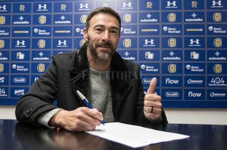 Positivo y feliz. El 'Kily' González rubricó el contrato que lo ligará al club de Arroyito hasta diciembre de 2021.    Prensa Rosario Central