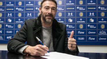 Positivo y feliz. El "Kily" rubricó el contrato que lo ligará al club de barrio Arroyito hasta diciembre de 2021. Gentileza: prensa Rosario Central.