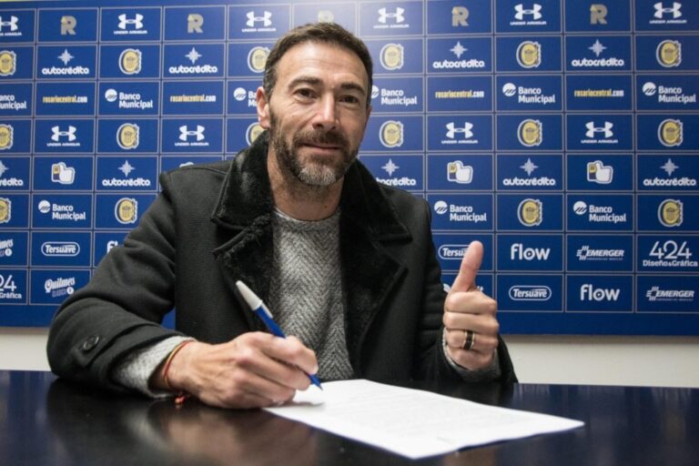 Positivo y feliz. El "Kily" rubricó el contrato que lo ligará al club de barrio Arroyito hasta diciembre de 2021. Gentileza: prensa Rosario Central.