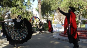 Hasta los bailarines de "Sangre Mocoví" siguieron el protocolo y aportaron su gracia y arte