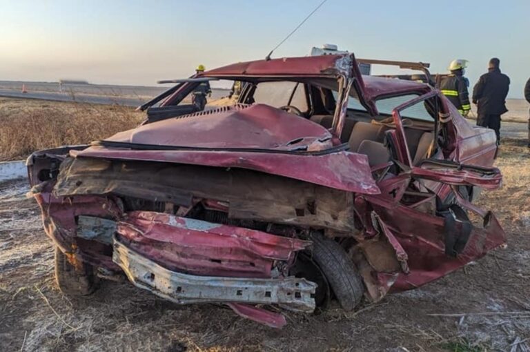 El auto quedó destrozado tras la colisión. Gentileza: Gisela Quinteros Polo.