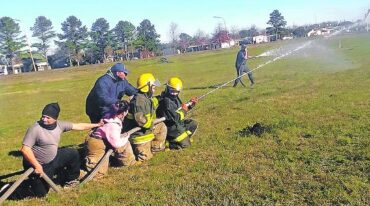 El cuerpo activo realiza prácticas periódicas para combatir los incendios en la localidad.