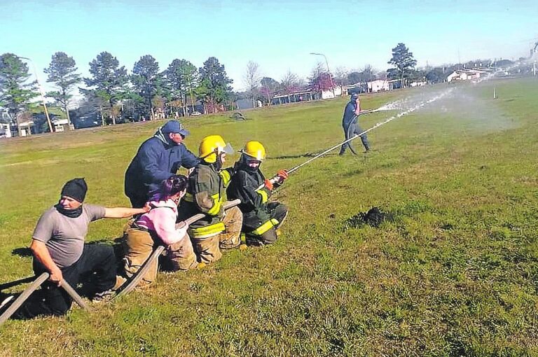 El cuerpo activo realiza prácticas periódicas para combatir los incendios en la localidad.