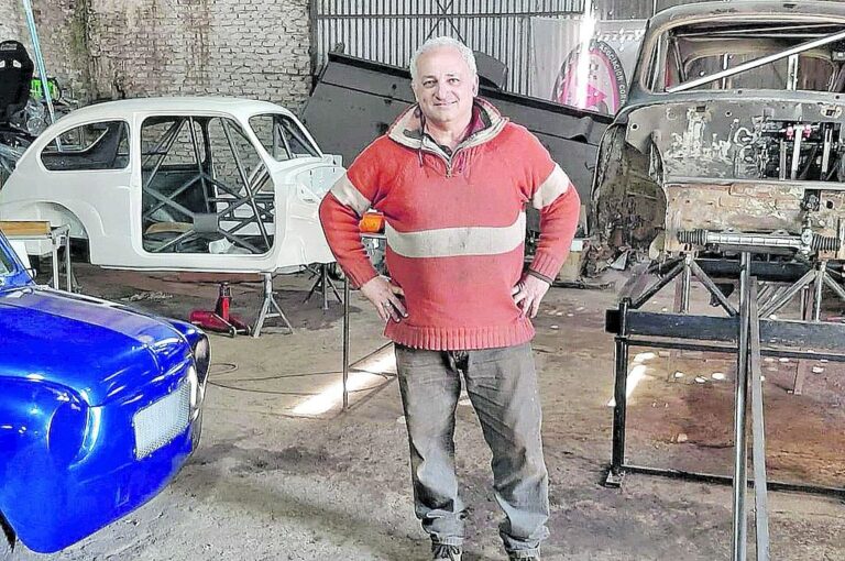 José Gallo en el taller donde reconstruye los Fiat 600.