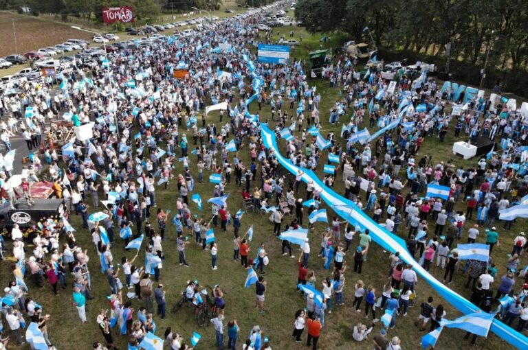 El radicalismo de Avellaneda felicitó a los ciudadanos del norte santafesino por las "manifestaciones pacíficas llevadas adelante con respeto y tolerancia; siendo un mensaje claro y contundente por parte de la comunidad a los autoritarios que pretenden silenciarla por la fuerza y el miedo". Mirador Provincial