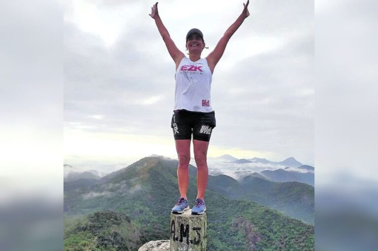 Soledad Omar en la cima del morro Mirante de Cantagalo
