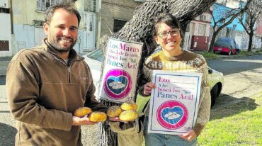 Ayelén e Iván instalaron su estación solidaria. Ya son más de 30 los "embajadores" en diferentes barrios de la ciudad capital. Gentileza Amor en Pan