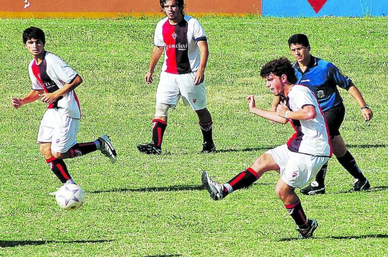 Con 18 años Mariano Panozzo aparecía como uno de los jóvenes proyectos del fútbol liguista. Logró el histórico campeonato conseguido por Palermo en el año 2006.