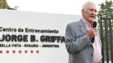 El Maestro Griffa expresó que "cada vez que me comunico con él (por Bielsa) me pongo muy contento con lo que sigue consiguiendo". Archivo.