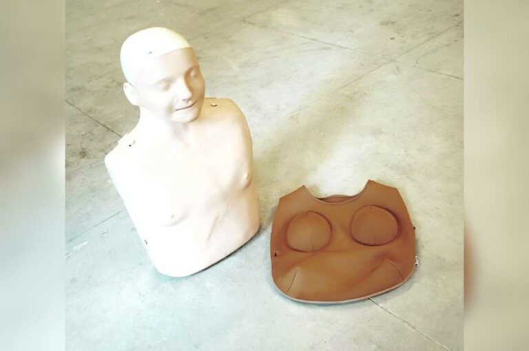 Un estudio de la Universidad de Duke (Estados Unidos) demostró que las mujeres que sufren un paro cardíaco en público tienen un 27% menos de probabilidades de recibir una maniobra de reanimación cardiopulmonar (RCP) adecuada para salvar sus vidas.