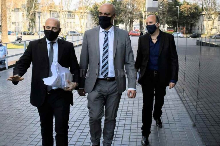 Imputaron a Ponce. El fiscal rosario Gustavo Ponce Asahad (centro) fue imputado por delitos vinculados con la denuncia del empresario de juego Leonardo Peiti de haberle exigido importantes sumas de dinero a cambio de protección judicial. En una audiencia