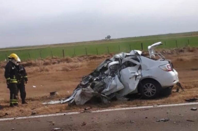El auto quedó totalmente destruido por el impacto. Mirador Provincial.