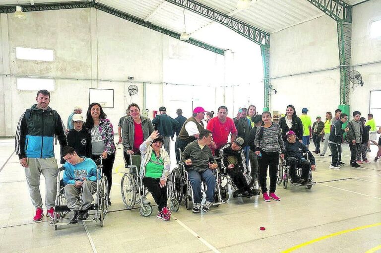 Alumnos del Programa de Deportes del Cemi paranaense en épocas de intervención en encuentros para discapacitados. Secretaría de Desarrollo Social de Paraná.